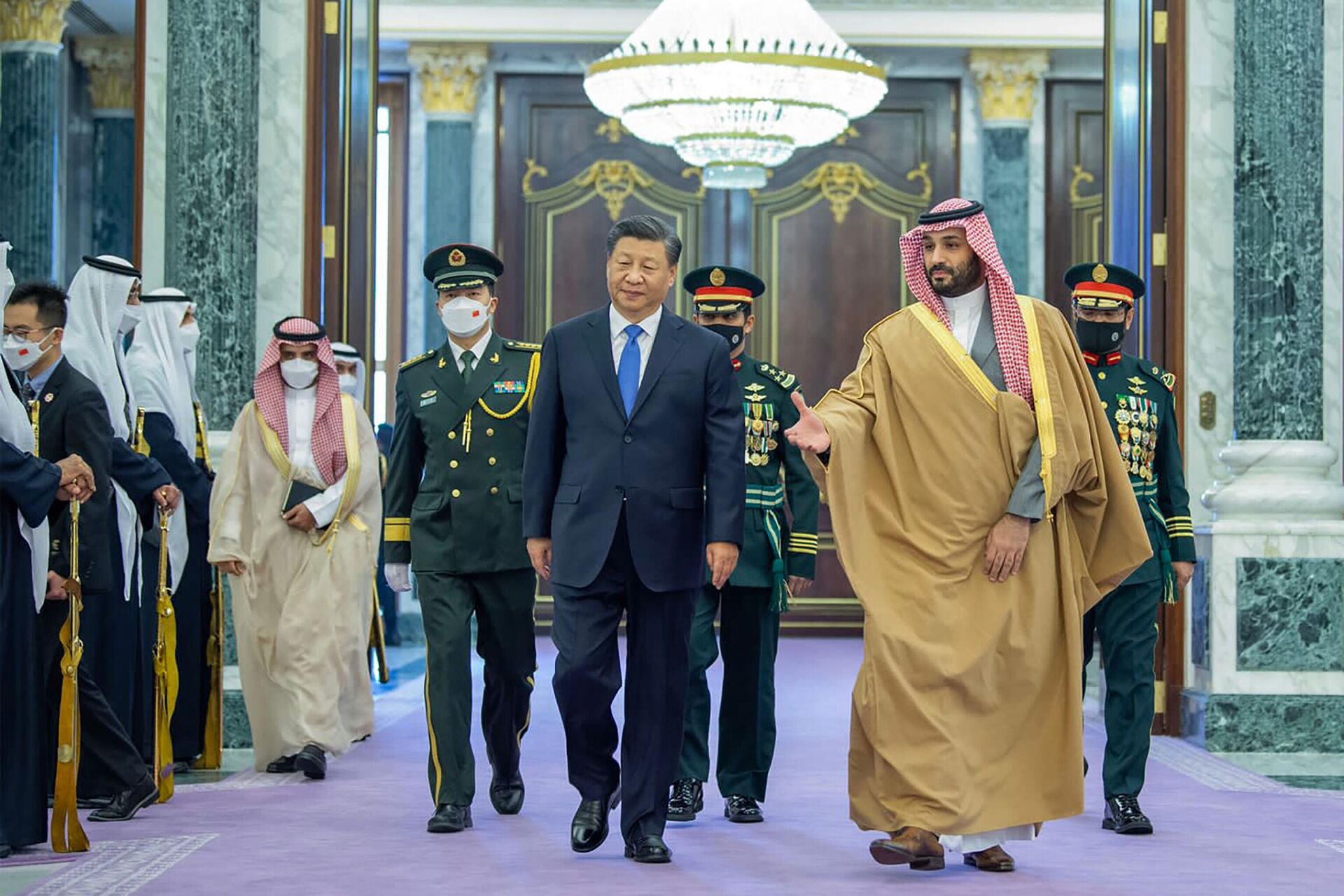 Кинески председник Си Ђинпинг са саудијским принцом Мухамедом бин Салманом у Ријаду. - Sputnik Србија, 1920, 04.04.2023