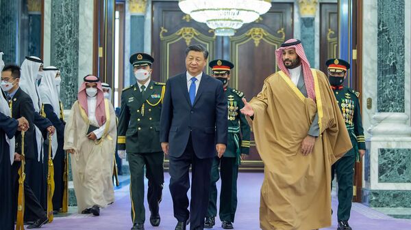 Кинески председник Си Ђинпинг са саудијским принцом Мухамедом бин Салманом у Ријаду. - Sputnik Србија