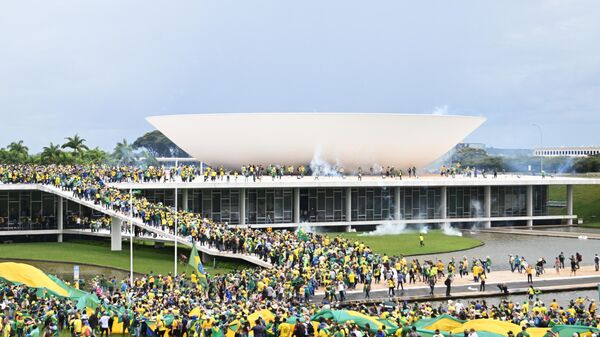 Pristalice bivšeg predsednika Žaira Bolsonara upadaju u Nacionalni kongres u znak protesta protiv izbora Luiza Inasija Lule da Silve, koji je položio zakletvu 1. januara 2023. Brazilija, 8. januar 2023. - Sputnik Srbija