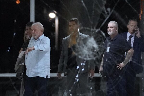 Brazilski predsednik Lula da Silva obilazi predsedničku palatu nakon upada Bolsonarovih pristalica - Sputnik Srbija
