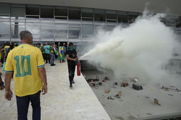 Демонстрант користи апарат за гашење пожара током нереда у Бразилу - Sputnik Србија