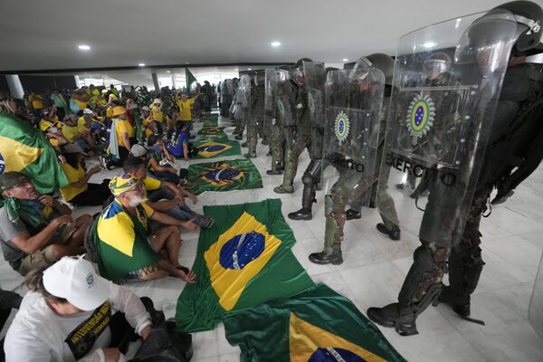 Lula nije bio u Braziliji u trenutku izbijanja nereda, ali je održao oštar govor i okrivio Bolsonara za haos, obećavši da će „svi umešani biti kažnjeni“. - Sputnik Srbija
