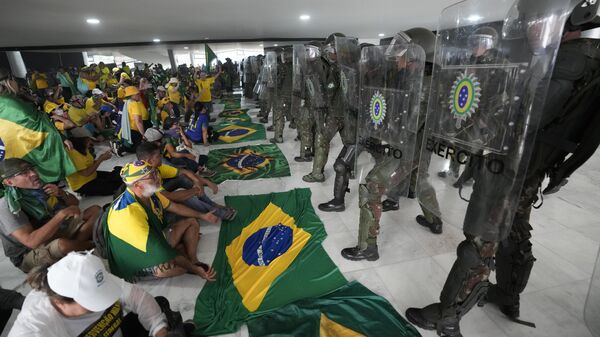 Протестующие сторонники Болсонару и полиция внутри резиденции президента в Бразилии  - Sputnik Србија