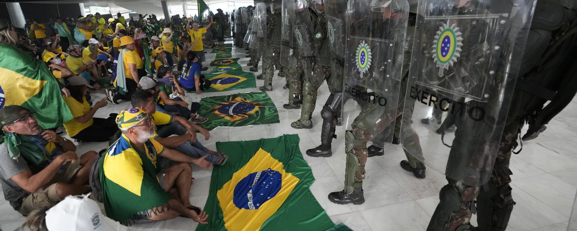 Протестующие сторонники Болсонару и полиция внутри резиденции президента в Бразилии  - Sputnik Србија, 1920, 09.01.2023