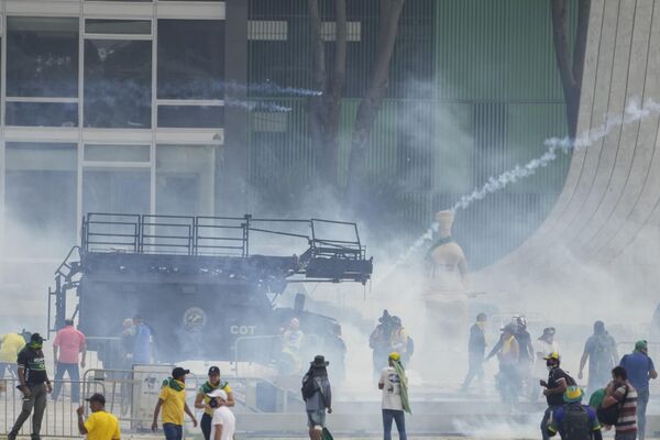 Сукоб полиције и демонстраната током протеста у Бразилији - Sputnik Србија