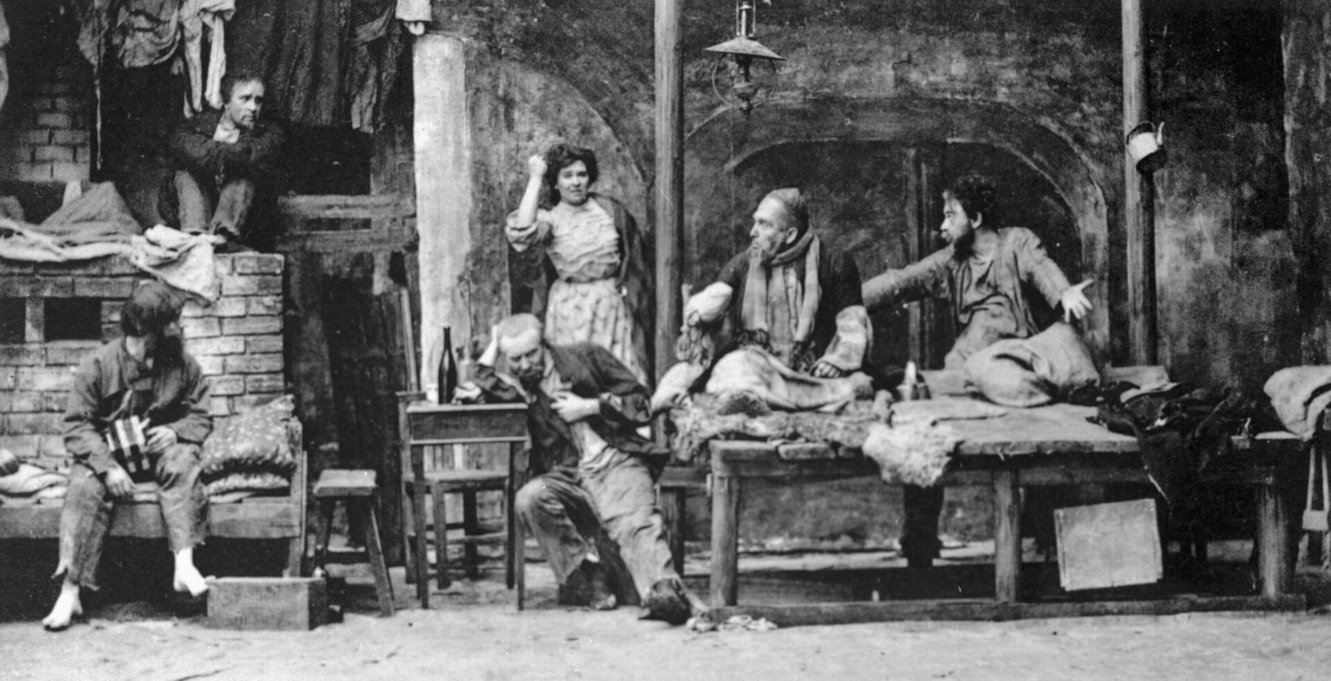 Scena iz predstave MHAT-a Na dnu, prema drami Maksima Gorkog, u režiji Konstantina Stanislavskog - Sputnik Srbija, 1920, 12.01.2023