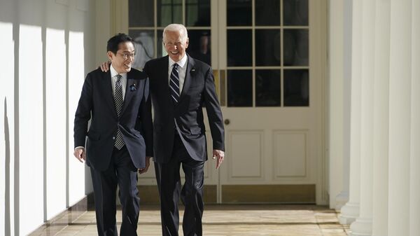 Амерички председник Џо Бајден и јапански премијер Фумио Кишида у Белој кући - Sputnik Србија