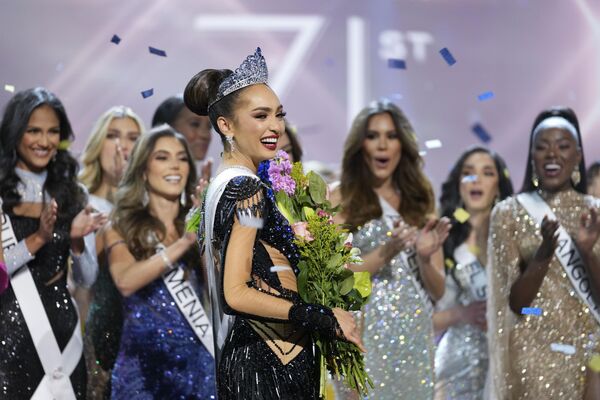 Mis SAD R&#x27;Boni Gabrijel pozira nakon što je krunisana za Mis Univerzuma na 71. izboru za Mis Univerzuma. - Sputnik Srbija