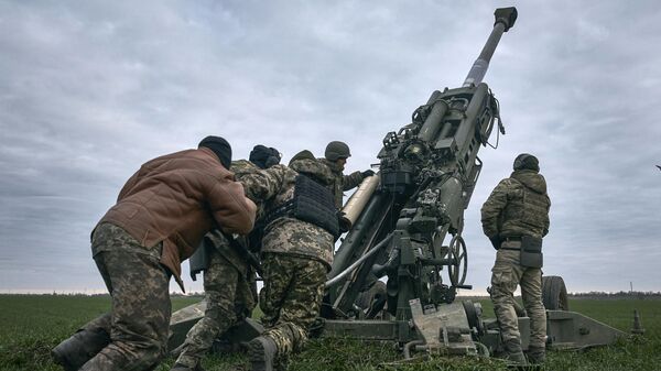 Ukrajinski vojnici pored američke haubice M777 u Hersonskoj oblasti - Sputnik Srbija