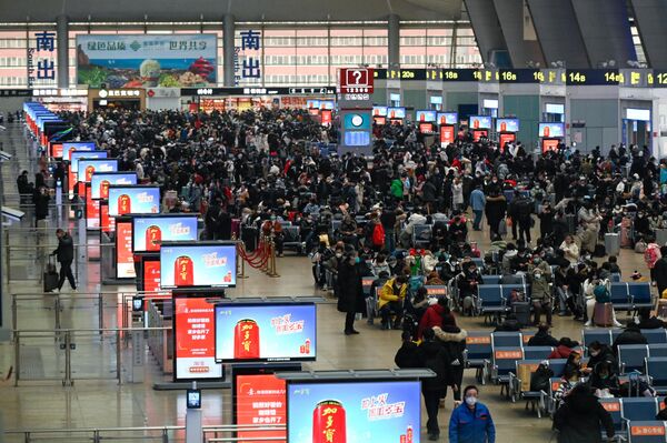 Putnici čekaju da se prijave na železničkoj stanici u Pekingu 12. januara 2023, pošto godišnja migracija počinje tako što se ljudi vraćaju u svoje rodne gradove na proslave lunarne Nove godine. - Sputnik Srbija