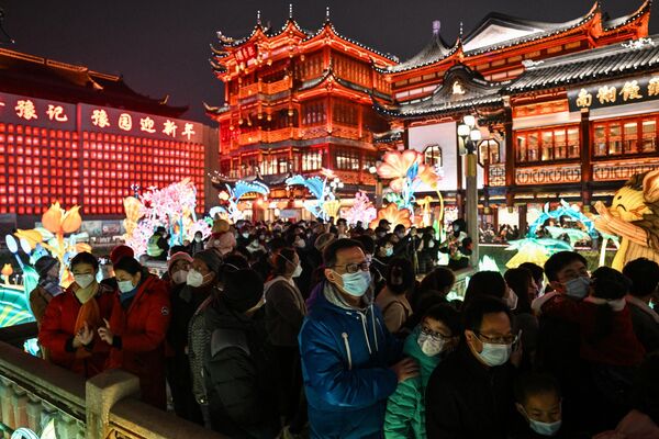 Људи посећују Ју гарден уочи лунарне Нове године зеца, у Шангају 9. јануара 2023. - Sputnik Србија