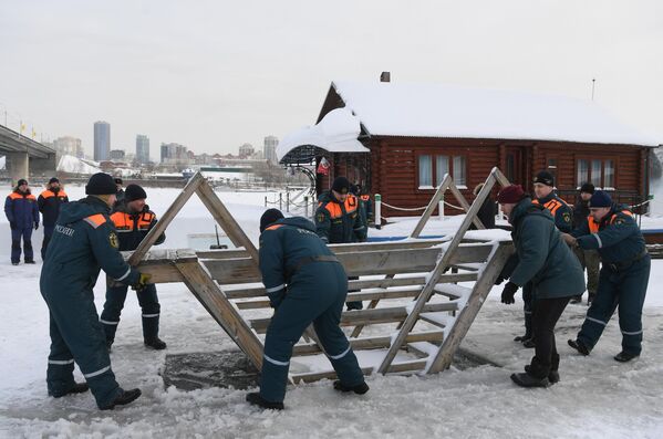 Na mnogim mestima u Rusiji organizuje se razbijanje leda na rekama i jezerima. - Sputnik Srbija
