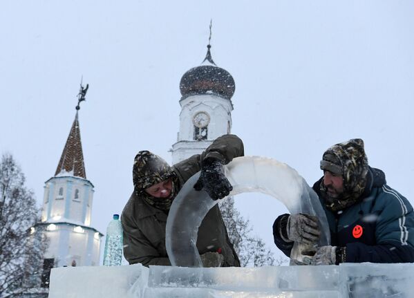 Uoči Bogojavljenja kod manastira se prave skulpture od leda. - Sputnik Srbija