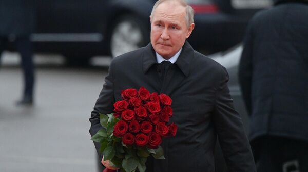 Путин полаже свеће на споменик ослободиоцима Лењинграда - Sputnik Србија