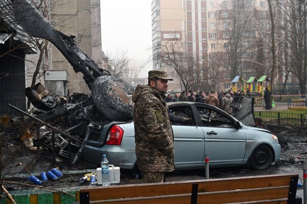 Vojska na mestu gde se helikopter srušio u blizini obdaništa u Brovarima, u blizini glavnog grada Kijeva. - Sputnik Srbija