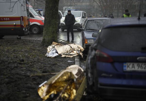 Helikopter  se srušio u bblizini vrtića i sambene zgrade u Brovarima, na periferiji Kijeva, u Ukrajini. - Sputnik Srbija