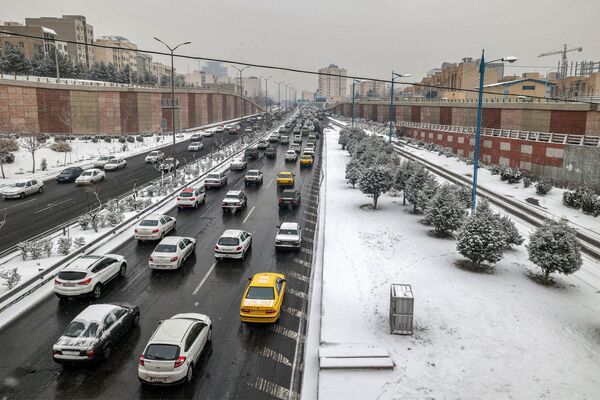Снежне падавине успориле су саобраћај. - Sputnik Србија