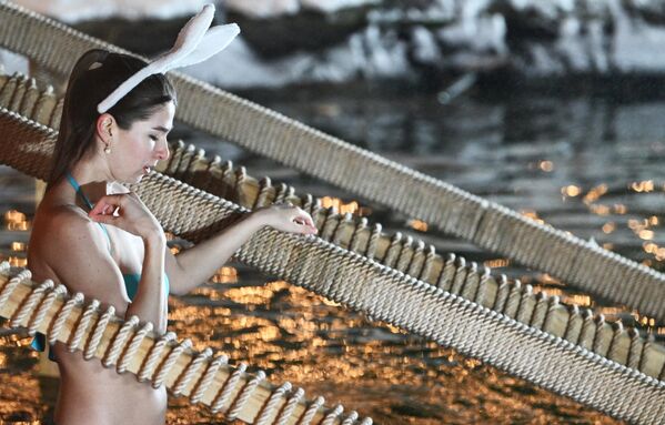 Девојка урања у воду током Богојављења на територији Измаиловског Кремља у Москви - Sputnik Србија
