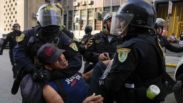 Policija je privela demonstranta na maršu protiv predsednika Dine Baluartea u Limi u Peruu - Sputnik Srbija