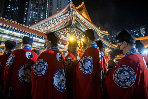 Kineska astrologija generalno opisuje osobe rođene u znaku Zeca (rođene1903, 1915, 1927, 1939, 1951, 1963, 1975, 1987, 1999, 2011) kao nežne, tihe, elegantne, budne, brze, vešte, ljubazne, strpljive, veoma odgovorne i verne ljude.Na fotografiji: Taoistički sveštenici u hramu Vong Tai Sin kako bi dočekali lunarnu Novu godinu Zeca u Hongkongu kasno 21. januara 2023, dok su ljudi hrlili u hramove da se mole za sreću i sreću u novoj godini. - Sputnik Srbija