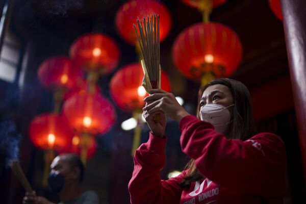 Praznik proleća, odnosno nova lunarna godina, jeste najvažniji i najsvečaniji praznik u Kini.Na fotografiji: Žena se moli u hramu prvog dana Lunarne Nove godine u Maleziji - Sputnik Srbija