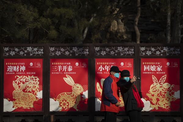 Svaka godina je u znaku neke životinje. Prema legendi Buda je za Novu godinu pozvao sve životinje, ali se odazvalo svega 12 i to ovim redosledom: pacov, bivo, tigar, zec, zmaj, zmija, konj, koza, majmun, petao, pas i svinja.Na fotografiji: Ljudi tokom proslave Lunarne Nove godine u Pekingu - Sputnik Srbija