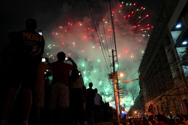 Poslednjeg, petnaestog dana praznovanja, u vazduh se puštaju crveni lampioni.Na fotografiji: Vatromet tokom proslave lunarne Nove godine u Manili - Sputnik Srbija