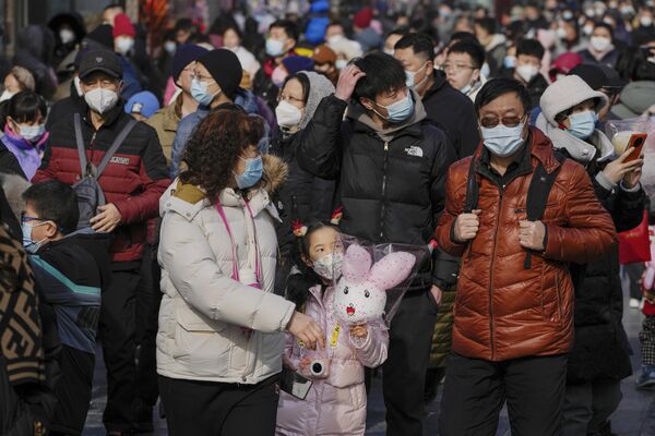 Pošto su Zečevi takođe veoma društveni, ovo je idealna godina za udruživanje sa drugim ljudima (ortakluk) za bolju zaradu. Dugoročne i stabilne karijere su ove godine povoljnije, kao i poslovi na mreži i preduzeća (npr. blogovanje, onlajn prodaja i slično).Na fotografiji: Posetioci u popularnom turističkom mestu prvog dana praznika lunarne Nove godine u Pekingu, u nedelju, 22. januara 2023. - Sputnik Srbija