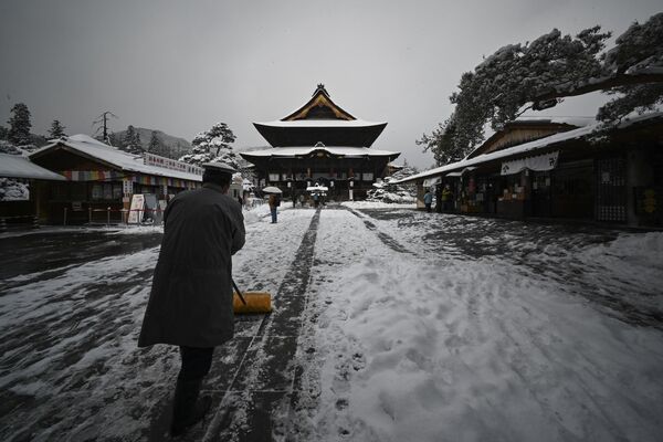 Sneg, praćen jakim vetrom, od utorka pada širom Japana. (Photo by Kazuhiro NOGI / AFP) - Sputnik Srbija