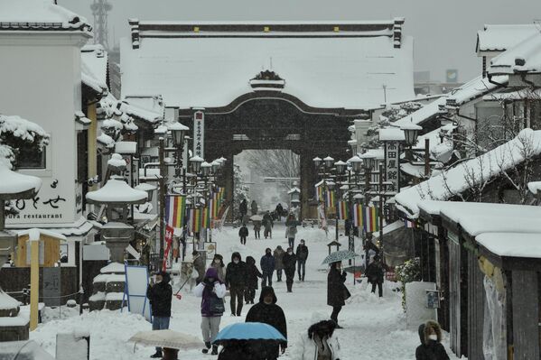 Hram u Naganu prekriven snegom. (Photo by Kazuhiro NOGI / AFP) - Sputnik Srbija