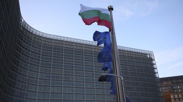 Bugarska zastava ispred sedišta EU u Briselu - Sputnik Srbija