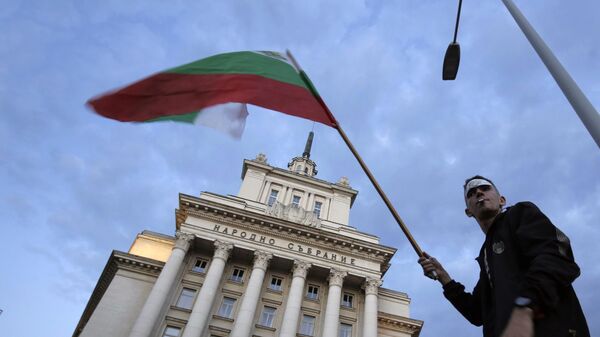 Мушкарац са заставом Бугарске у Софији - Sputnik Србија