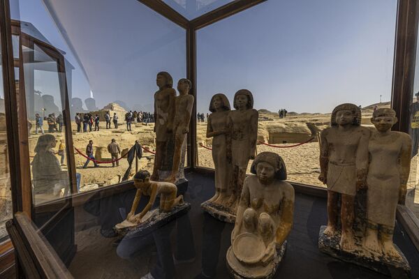 Колекција статуа фараона изложена је током конференције за новинаре на некрополи Сакара, где су откривене мумије са златном чипком и четири гробнице, укључујући и „чувара тајне“ древног краља, јужно од Каира 26. јануара 2023. – На огромном гробљу у древној египатској престоници Мемфису, налази се више десетина пирамида, животињских гробова и древних коптских хришћанских манастира. Археолог Захи Хавас објавио је најновије откриће, које датира из пете и шесте династије -- око 25. до 22. века пре нове ере. - Sputnik Србија