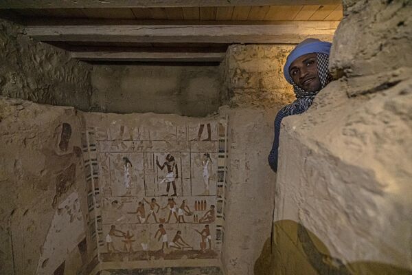 Na ogromnom groblju u drevnoj egipatskoj prestonici Memfisu, nalazi se više desetina piramida, životinjskih grobova i drevnih koptskih hrišćanskih manastira. Arheolog Zahi Havas objavio je najnovije otkriće, koje datira iz pete i šeste dinastije -- oko 25. do 22. veka pre nove ere. - Sputnik Srbija
