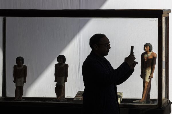 Изложене статуе фараона током конференције за новинаре на археолошком локалитету у Египту. - Sputnik Србија