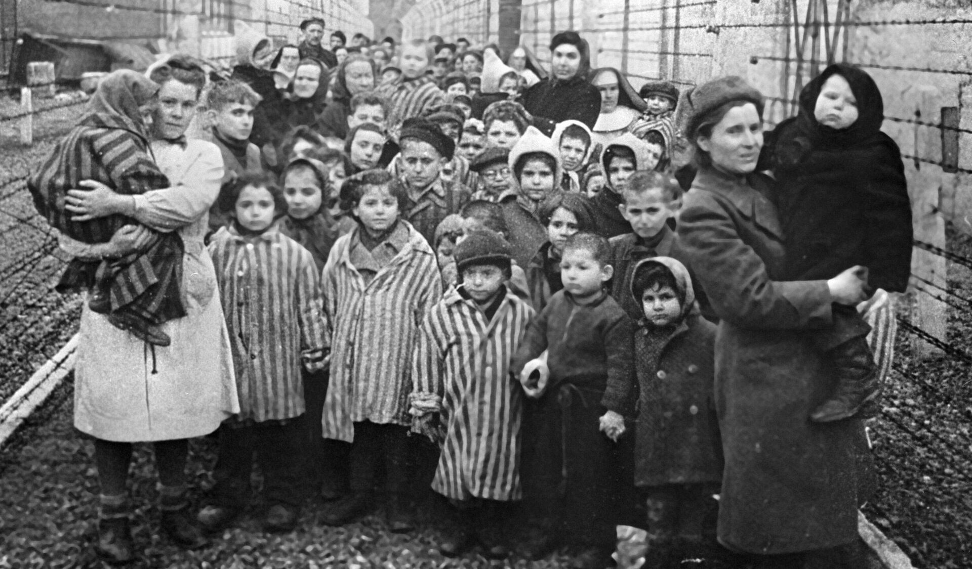 Sovjetski lekari i predstavnici Crvenog krsta među decom-zatvorenicima logora smrti u prvim satima nakon njegovog oslobođenja od nacističkih dželata u Aušvicu - Sputnik Srbija, 1920, 27.01.2023