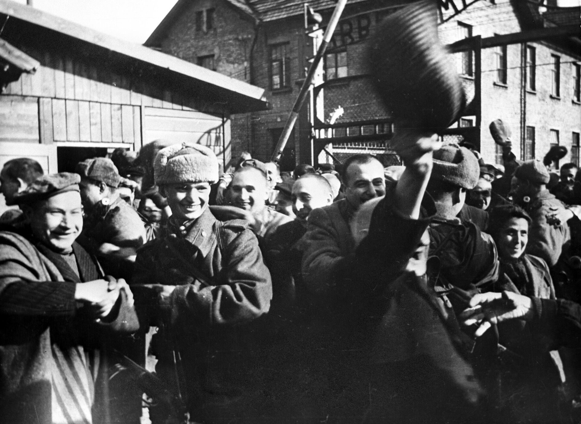 Zatvorenici Aušvica u prvim minutima nakon oslobođenja logora od strane Sovjetske armije. - Sputnik Srbija, 1920, 27.01.2025