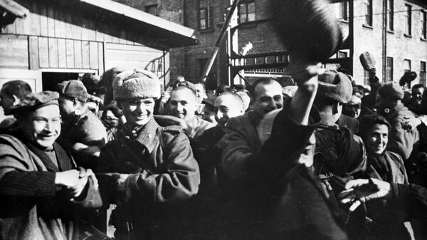 Затвореници Аушвица у првим минутима након ослобођења логора од стране Совјетске армије. - Sputnik Србија