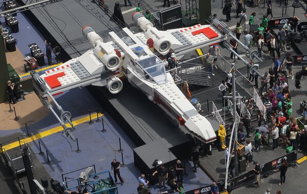 Највећи лего модел на свету био је изложен 2013. на Тајмс скверу у Њујорку. То је реплика борбене летелице на којој лети Лук Скајвокер из „Ратова звезда“. Направио ју је тим од 32 људи у Чешкој, одакле је транспортована у САД. Висина тог модела била је 3,3 метра, дужина 13 метара, а распон крила 13,4 метра, док је за њу употребљено више од 5,3 милиона коцкица. - Sputnik Србија