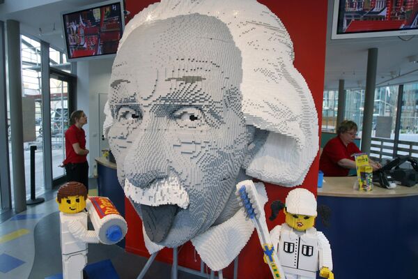 И биста Алберта Ајнштајна од лего коцки направљена је као реклама за отварање Леголенд дискавери центра у Берлину 2007. године. - Sputnik Србија