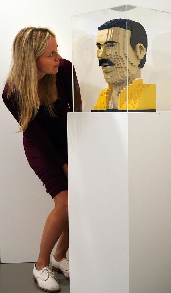 Биста певача Фредија Меркјурија направљена од лего коцкица била је део изложбе у Хајверд галерији у Лондону 2008. године. - Sputnik Србија