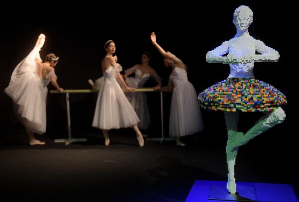 На изложби „Уметност лега“ у Моксви, чији је аутор Натан Саваја, приказана је и фигура балерине од коцки. - Sputnik Србија
