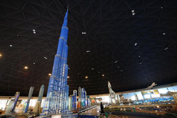 Više od 60 miliona lego kocki iskorišćeno je za različite modele u Minilendu u okviru Legolend tematskog parka u Dubaiju. Među modelima od kockica tako su zgrada Burdž Kalifa, Burdž el Arab, Velika džamija šeika Zajeda... - Sputnik Srbija