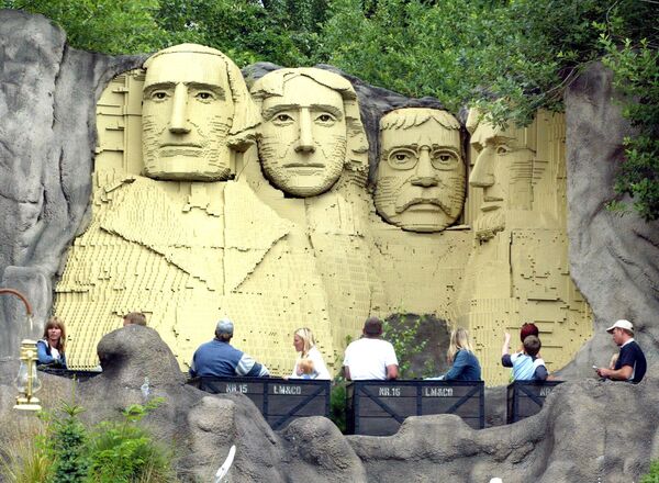 U Legolendu u danskom gradu Bilund od kockica je bila sagrađena kopija američke planine Maunt Rašmor, na kojoj su prikazani likovi predsednika SAD. - Sputnik Srbija