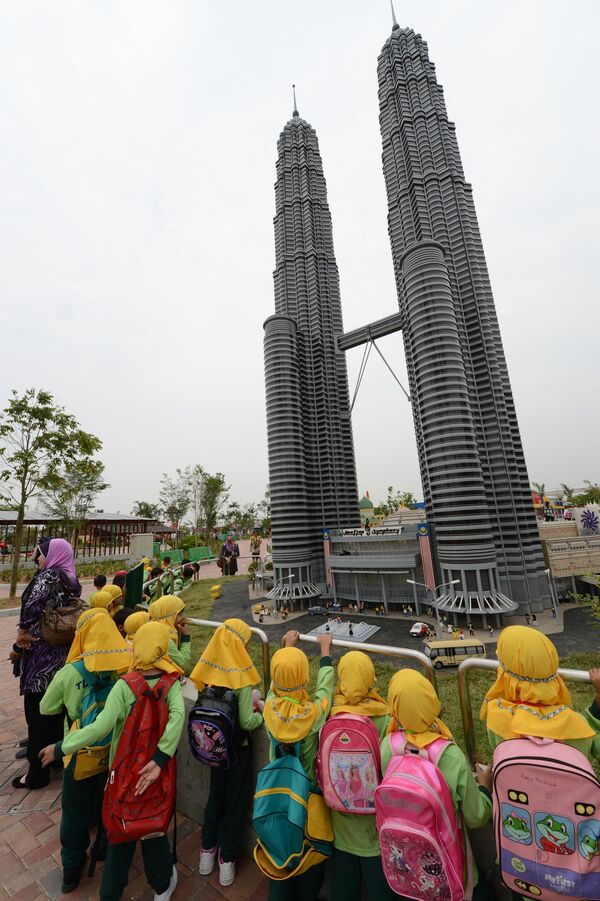 Реплика познатих Петронас кула близнакиња направљена је у малезијском Леголенду 2012. године, првом отвореном у Азији. - Sputnik Србија