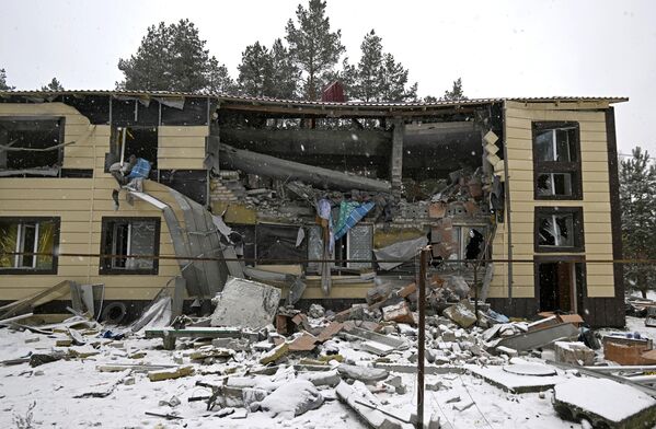 Zgrada okružne bolnice u Novoajdaru u LNR, koju je napala ukrajinska vojska „hajmarsima“.  - Sputnik Srbija