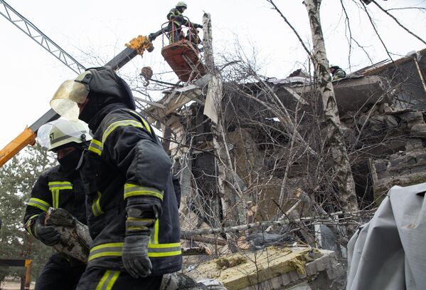 Službe hitne pomoći raščišćavaju ruševine u blizini zgrade okružne bolnice u Novoajdaru u LNR, koju je gađala ukrajinska vojska „hajmarsima“. - Sputnik Srbija