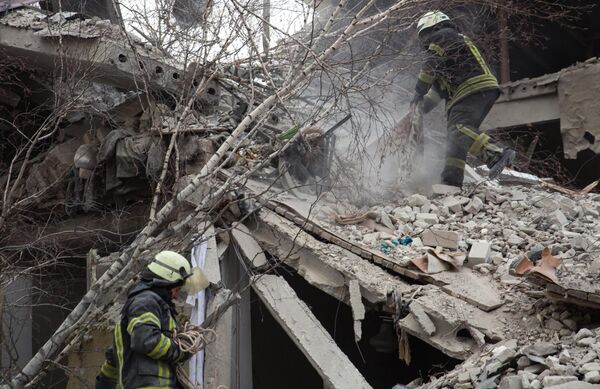 Službe hitne pomoći raščišćavaju ruševine u blizini zgrade okružne bolnice u Novoajdaru u LNR. - Sputnik Srbija