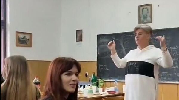 Ђаци Гимназије у Чачку који је певају у учионици - Sputnik Србија