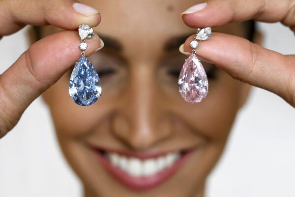 Плави Аполон и Пинк Артемида – Плави Аполон је јаркоплави дијамант тежине 14,54 карата, а Пинк Артемида је 16-каратни крушкастог облика дијамант. - Sputnik Србија